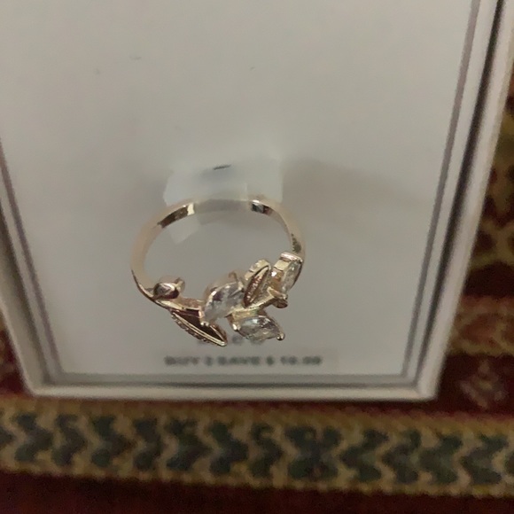 Host pick 🥰 NWT beautiful classy ring size 6 by Dillard’s - Picture 2 of 4